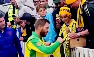 David Warner Gifts Young Fan His Man of the Match Award