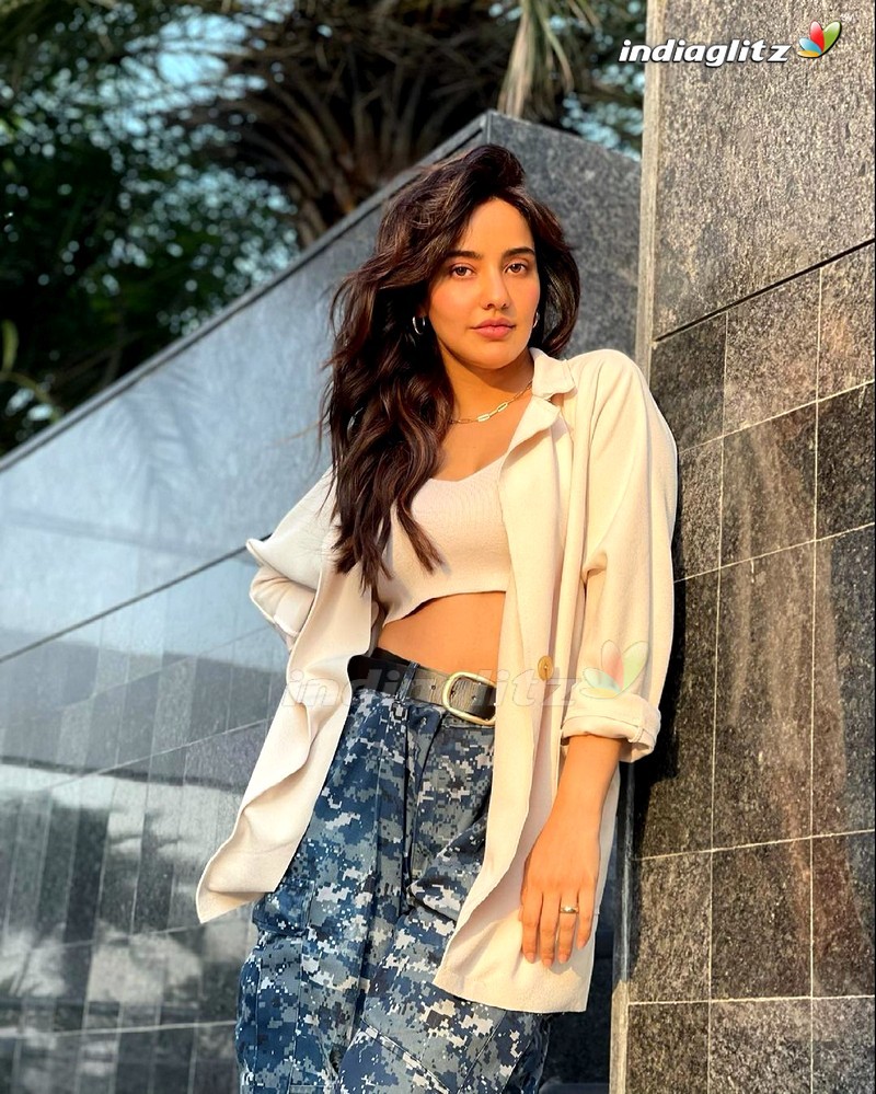 Neha Sharma Photos - Bollywood Actress photos, images, gallery, stills ...