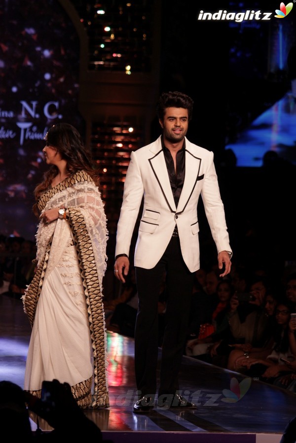 Amitabh, Varun, Alia Walk the Ramp for Cancer Patients at Fevicol Caring With Style