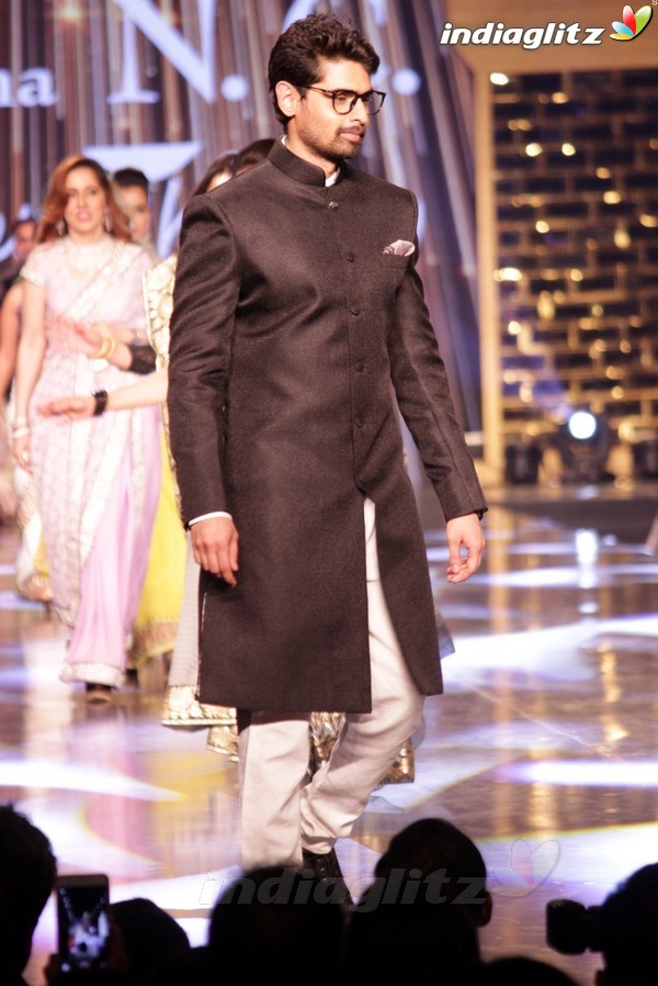 Amitabh, Varun, Alia Walk the Ramp for Cancer Patients at Fevicol Caring With Style