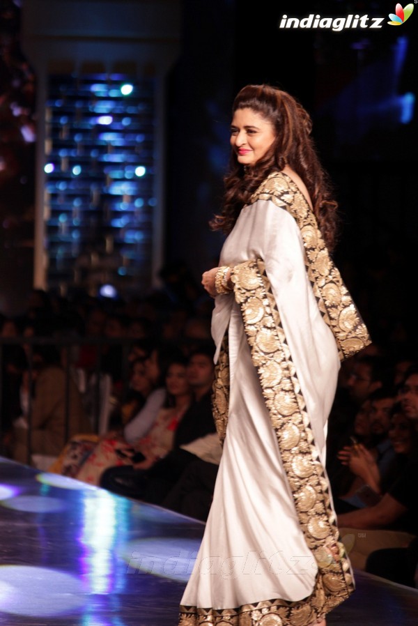 Amitabh, Varun, Alia Walk the Ramp for Cancer Patients at Fevicol Caring With Style