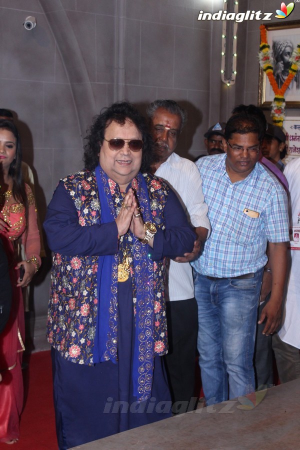 Bappi Lahiri Took Blessings of Andhericha Raja 2017