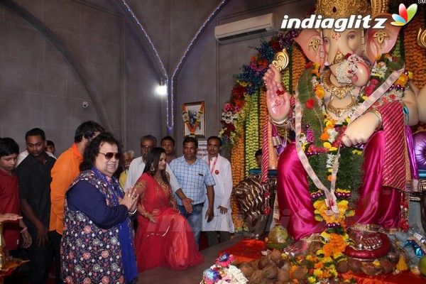 Bappi Lahiri Took Blessings of Andhericha Raja 2017