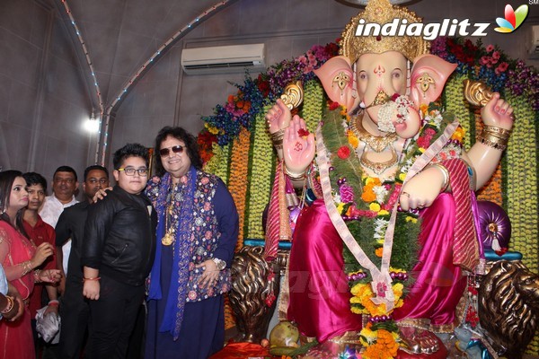 Bappi Lahiri Took Blessings of Andhericha Raja 2017