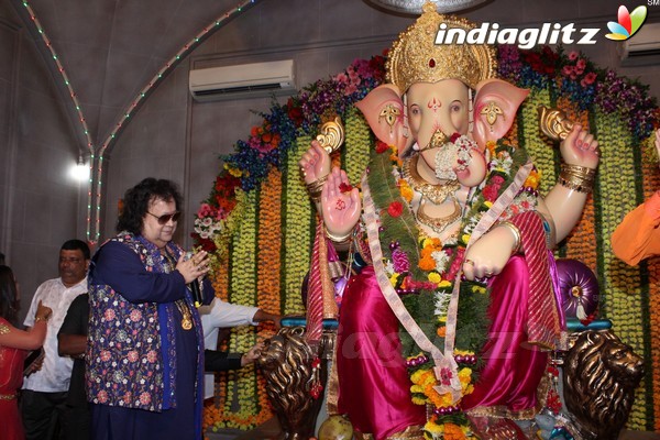 Bappi Lahiri Took Blessings of Andhericha Raja 2017