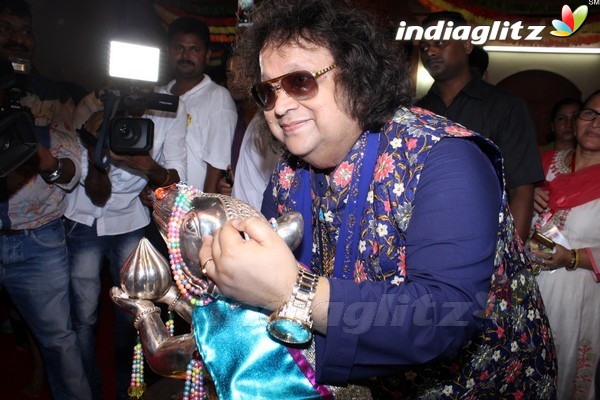 Bappi Lahiri Took Blessings of Andhericha Raja 2017