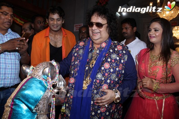 Bappi Lahiri Took Blessings of Andhericha Raja 2017