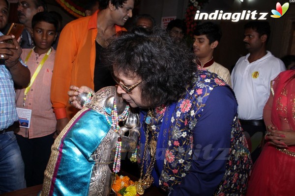 Bappi Lahiri Took Blessings of Andhericha Raja 2017