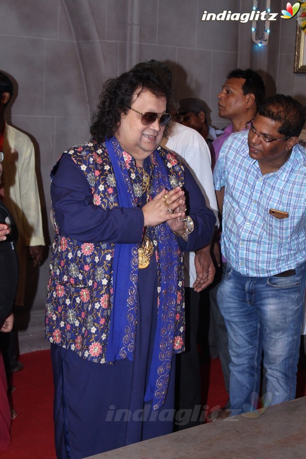 Bappi Lahiri Took Blessings of Andhericha Raja 2017