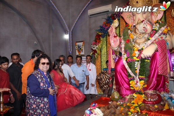 Bappi Lahiri Took Blessings of Andhericha Raja 2017