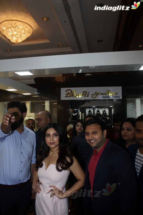 Bhumi Pednekar Promotes 'Toilet - Ek Prem Katha' at Jewellery Exhibition