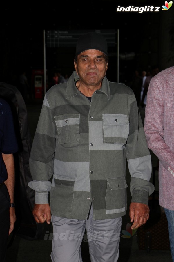 Dharmendra Spotted at International Airport