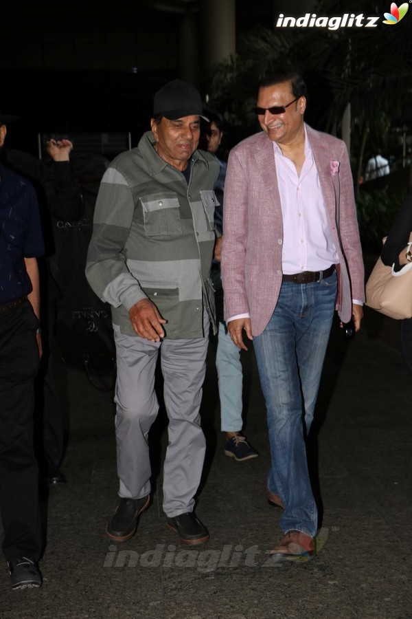 Dharmendra Spotted at International Airport