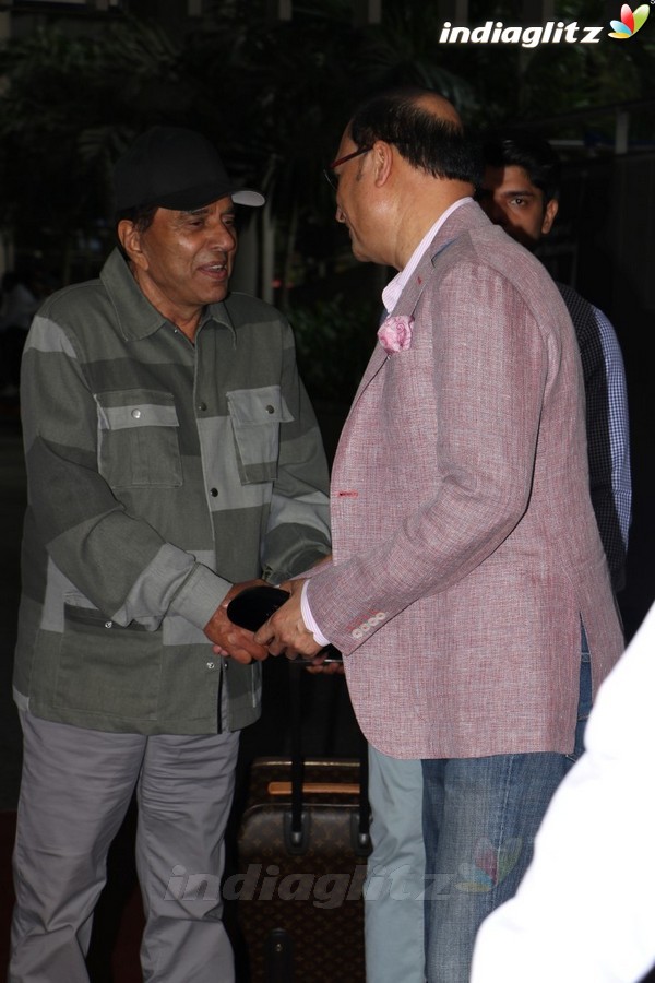 Dharmendra Spotted at International Airport