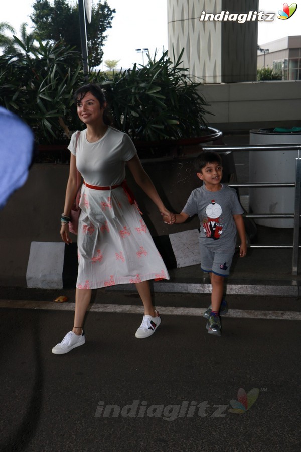 Divya Khosla Kumar Spotted at Airport