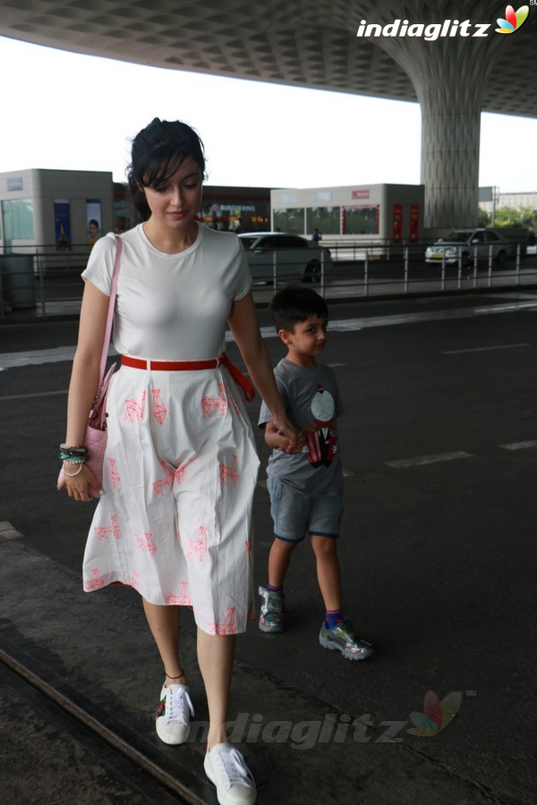 Divya Khosla Kumar Spotted at Airport