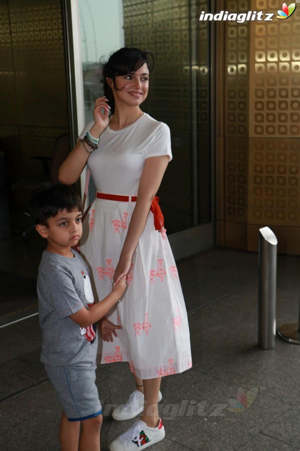 Divya Khosla Kumar Spotted at Airport