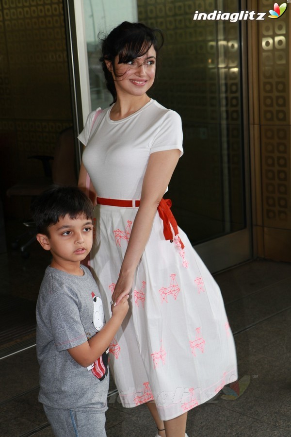 Divya Khosla Kumar Spotted at Airport