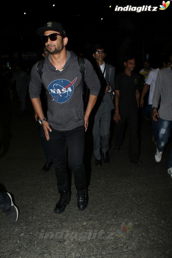 ​Sushant Singh Rajput & Farah Khan Spotted at Airport