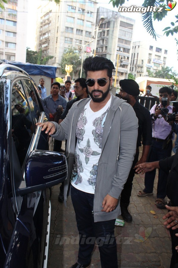 Shraddha Kapoor & Arjun Kapoor Promote 'Half Girlfriend' at Reliance Digital Store