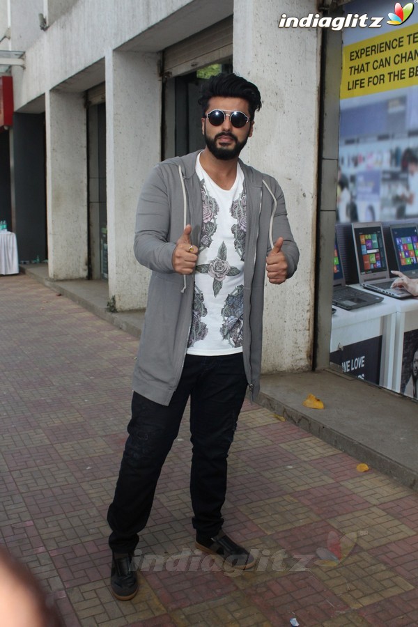 Shraddha Kapoor & Arjun Kapoor Promote 'Half Girlfriend' at Reliance Digital Store