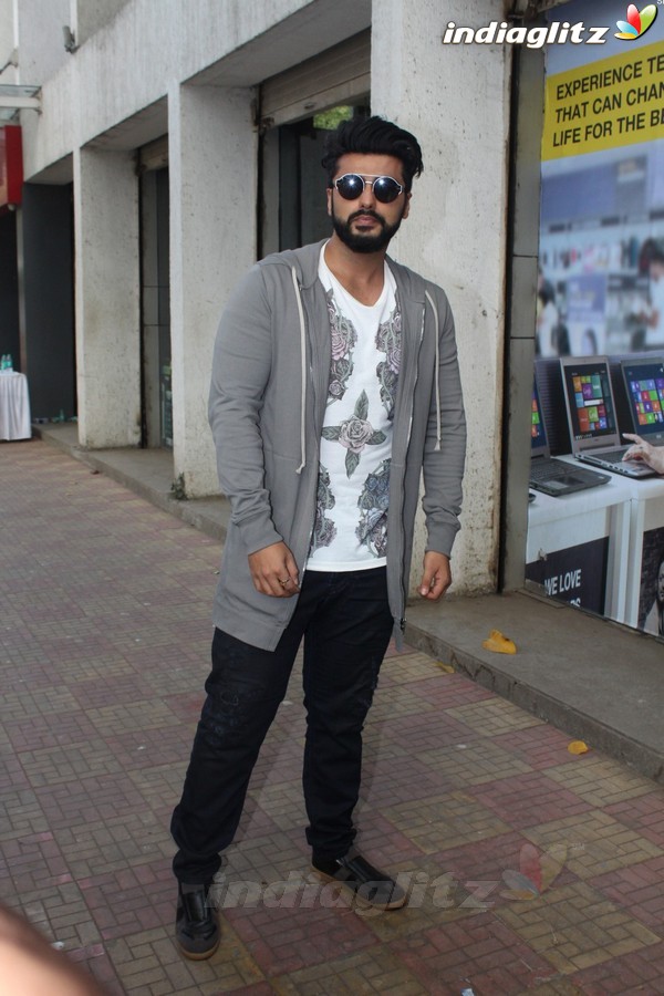 Shraddha Kapoor & Arjun Kapoor Promote 'Half Girlfriend' at Reliance Digital Store