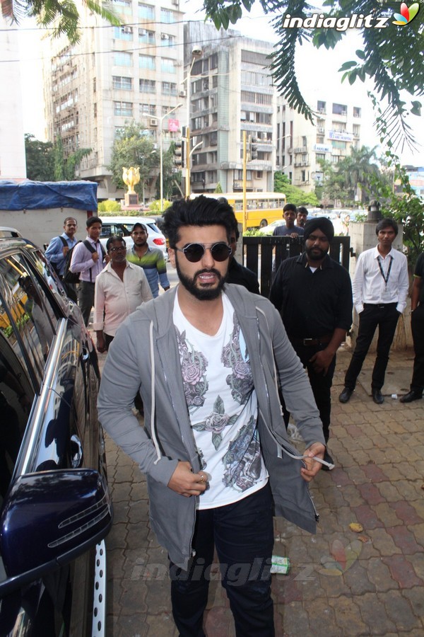 Shraddha Kapoor & Arjun Kapoor Promote 'Half Girlfriend' at Reliance Digital Store