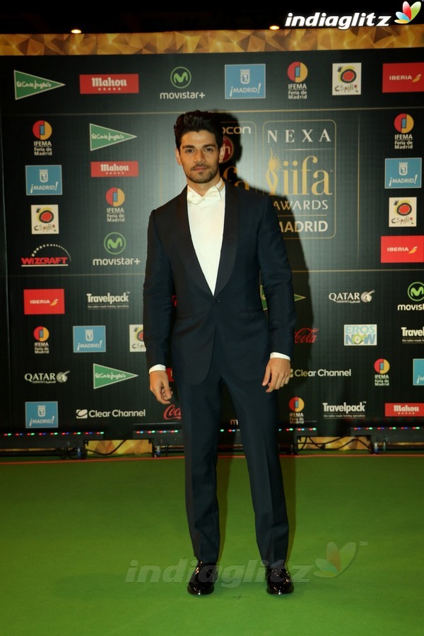 Hrithik, Salman, Ranveer, Priyanka, Tiger, Shahid, Farhan at IIFA Awards 2016 Madrid - Inside Pics