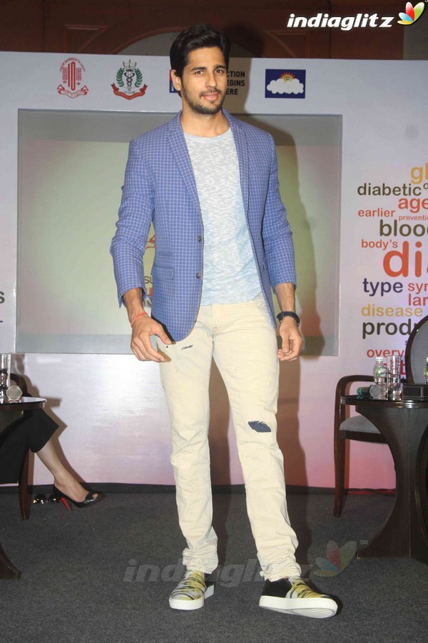 Sidharth Malhotra, Karisma Kapoor attend Panel Discussion on World Diabetes Week