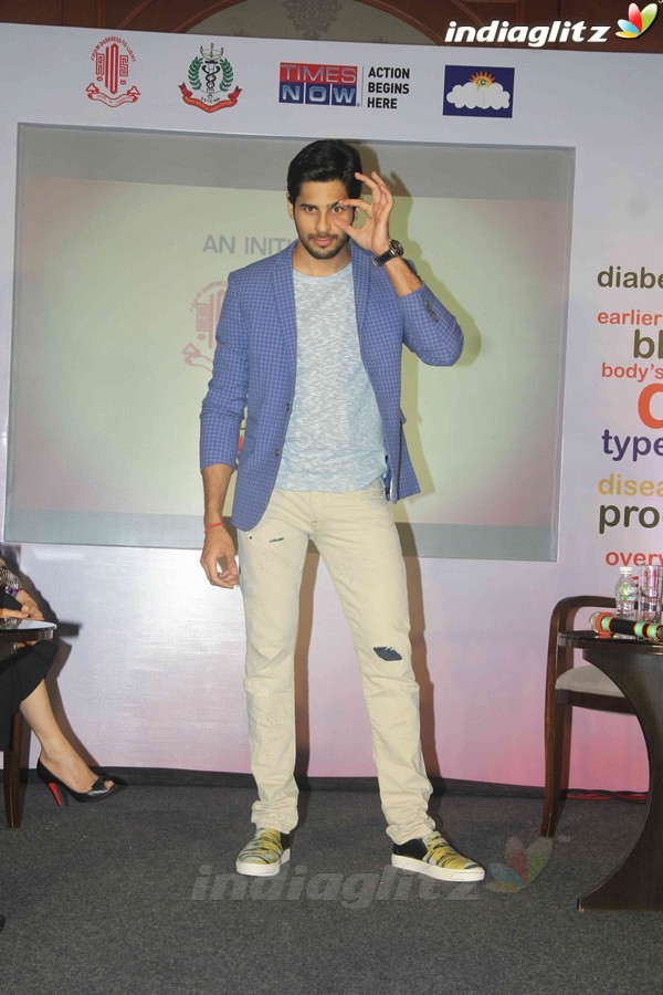 Sidharth Malhotra, Karisma Kapoor attend Panel Discussion on World Diabetes Week