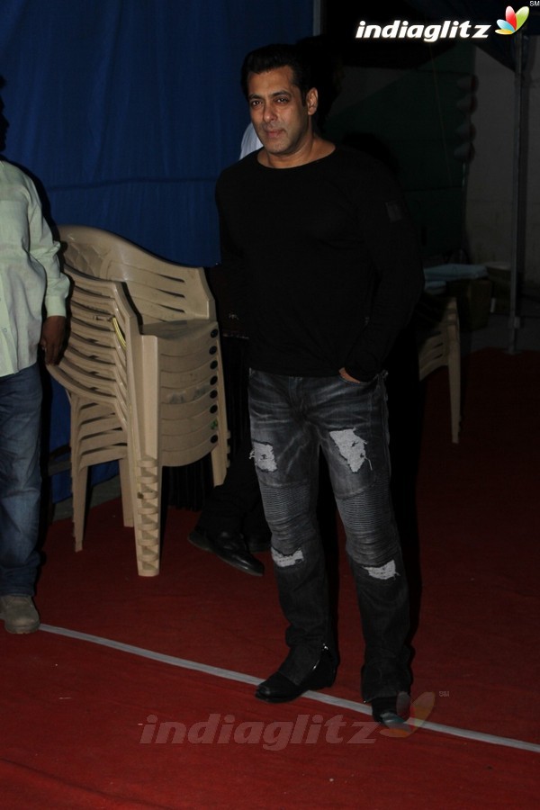 Salman Khan Spotted At Mehboob Studio for Promotion Of 'Tubelight'