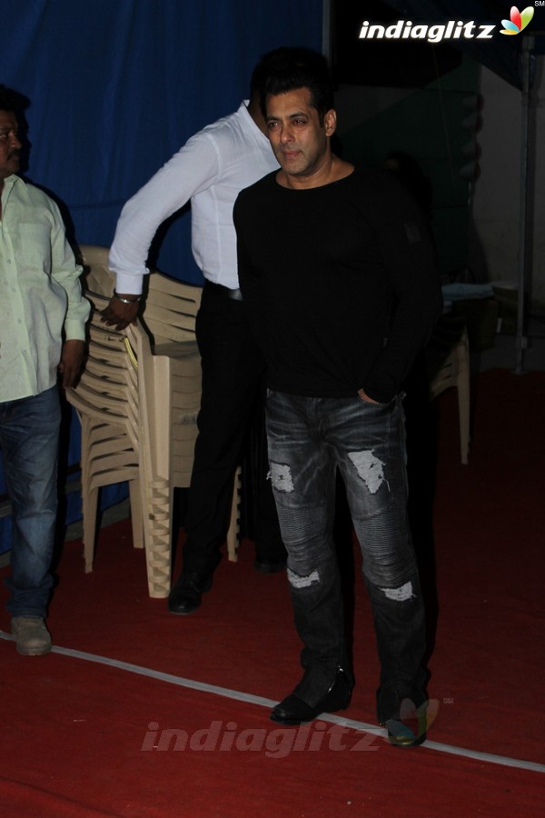 Salman Khan Spotted At Mehboob Studio for Promotion Of 'Tubelight'