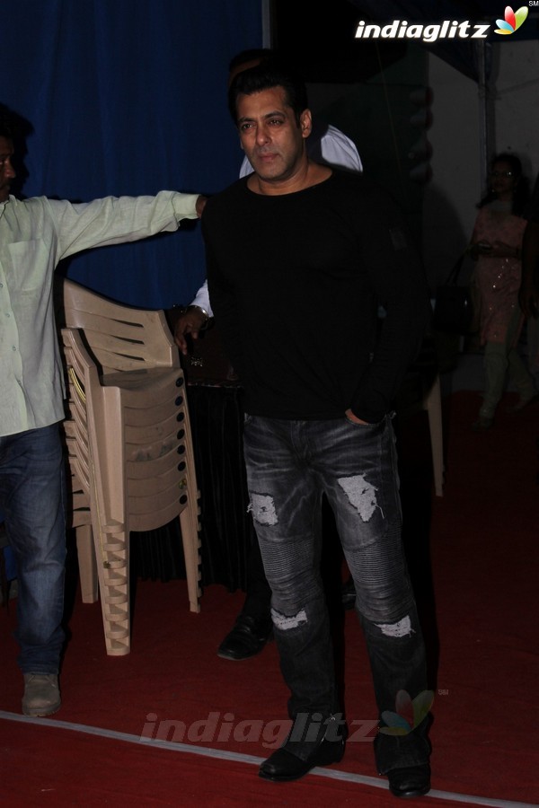 Salman Khan Spotted At Mehboob Studio for Promotion Of 'Tubelight'