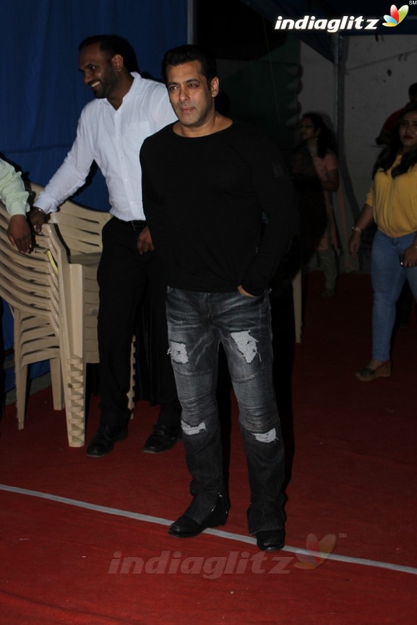 Salman Khan Spotted At Mehboob Studio for Promotion Of 'Tubelight'