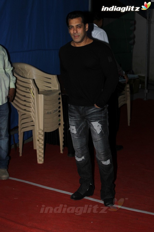 Salman Khan Spotted At Mehboob Studio for Promotion Of 'Tubelight'