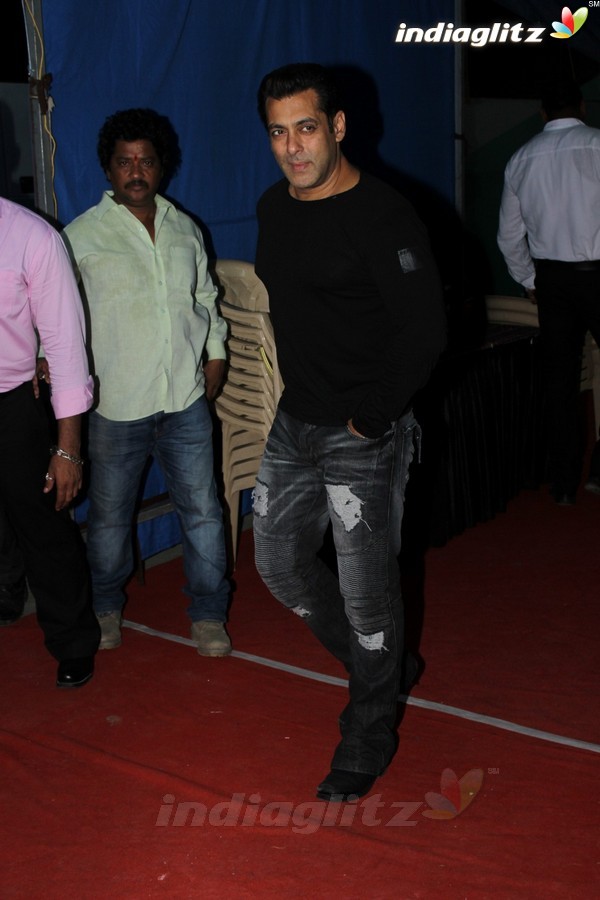 Salman Khan Spotted At Mehboob Studio for Promotion Of 'Tubelight'