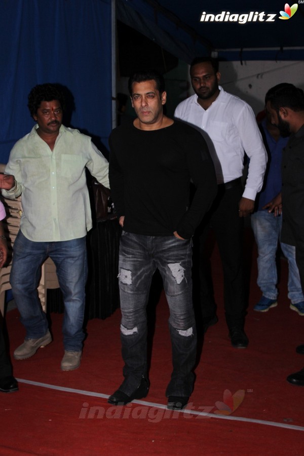 Salman Khan Spotted At Mehboob Studio for Promotion Of 'Tubelight'