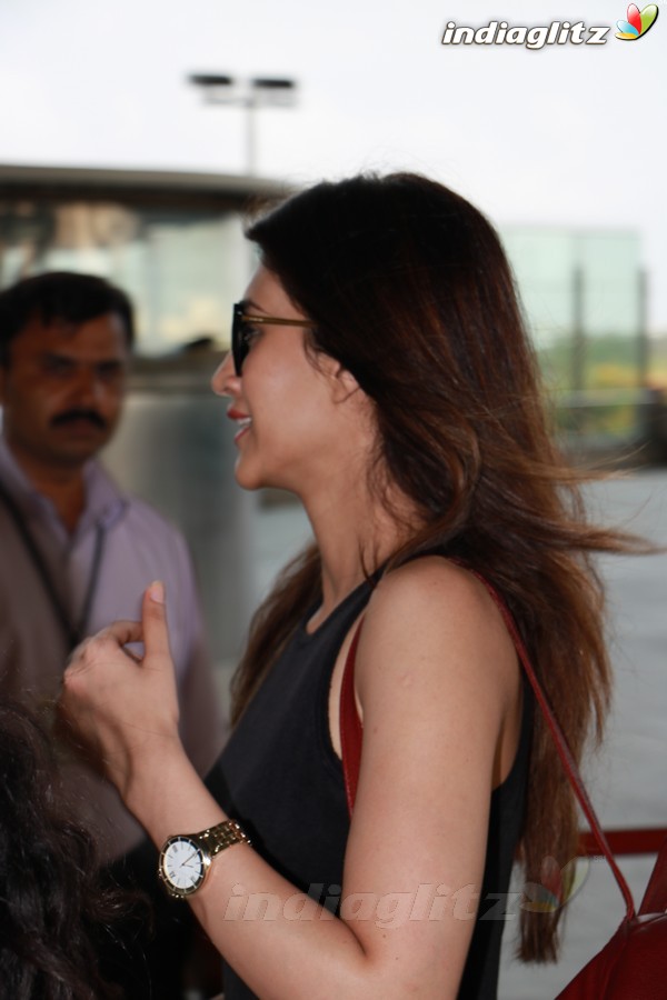 Kriti Sanon Spotted at Airport