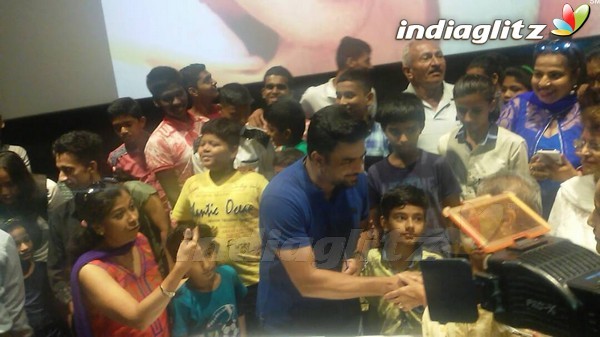 R Madhavan Celebrates His Birthday With His Fan by attending Screening of 'Saala Khadoos'