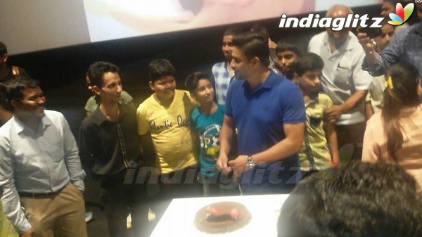 R Madhavan Celebrates His Birthday With His Fan by attending Screening of 'Saala Khadoos'