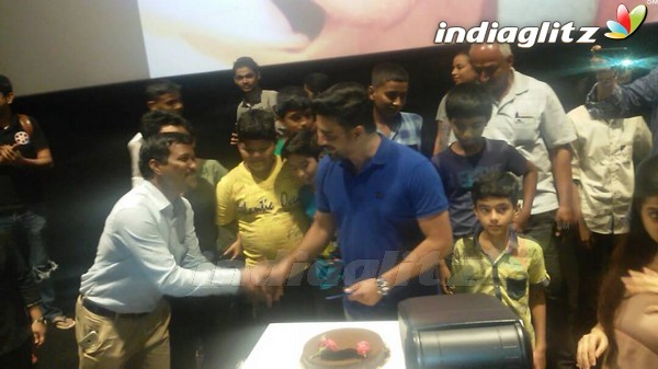 R Madhavan Celebrates His Birthday With His Fan by attending Screening of 'Saala Khadoos'