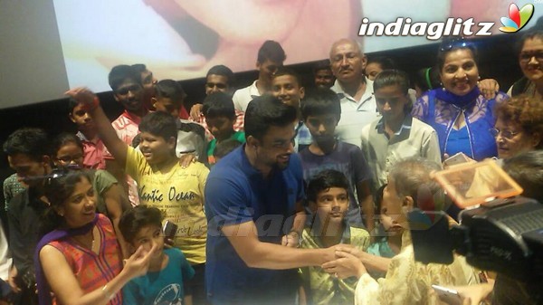 R Madhavan Celebrates His Birthday With His Fan by attending Screening of 'Saala Khadoos'