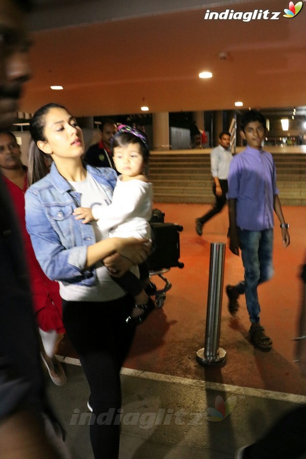 Shahid Kapoor, Mira Rajput & Her Daughter Spotted at Airport