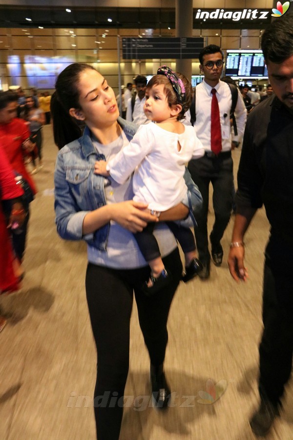 Shahid Kapoor, Mira Rajput & Her Daughter Spotted at Airport