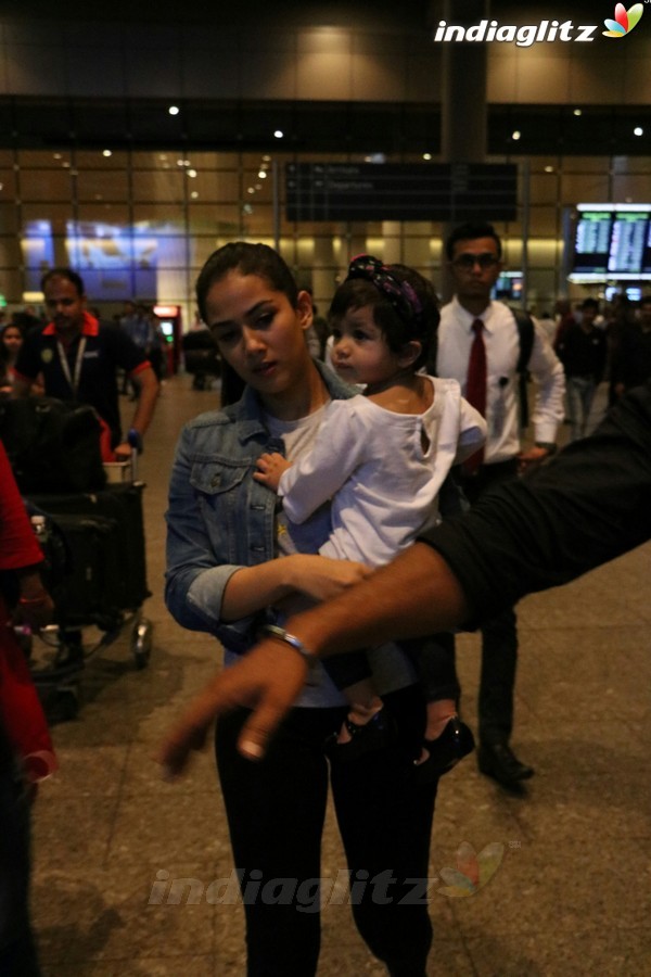 Shahid Kapoor, Mira Rajput & Her Daughter Spotted at Airport