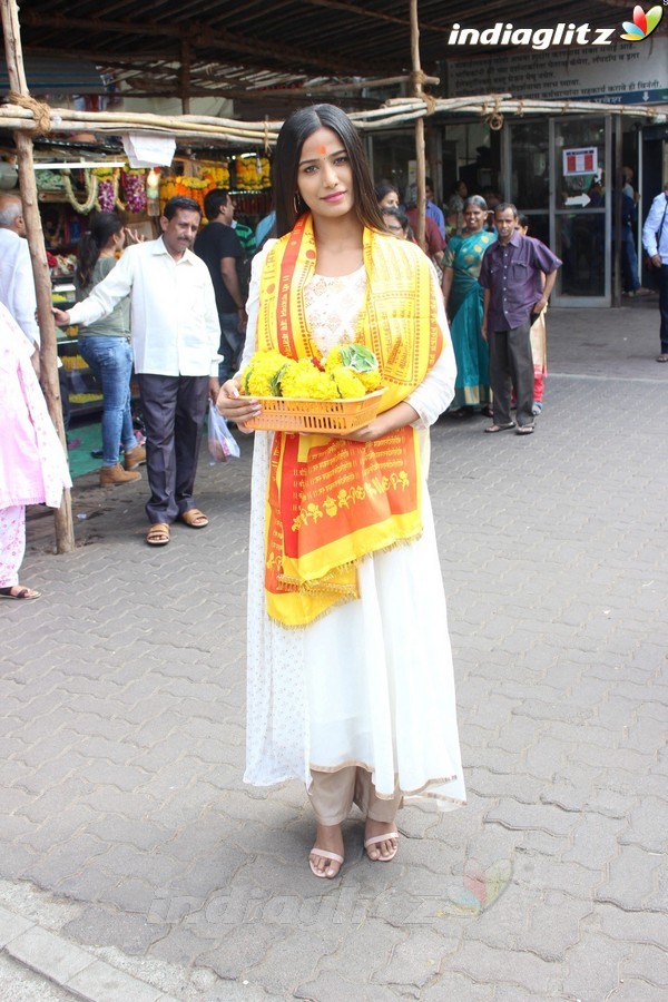 Poonam Pandey Visits Siddhivinayak Temple For Blessings