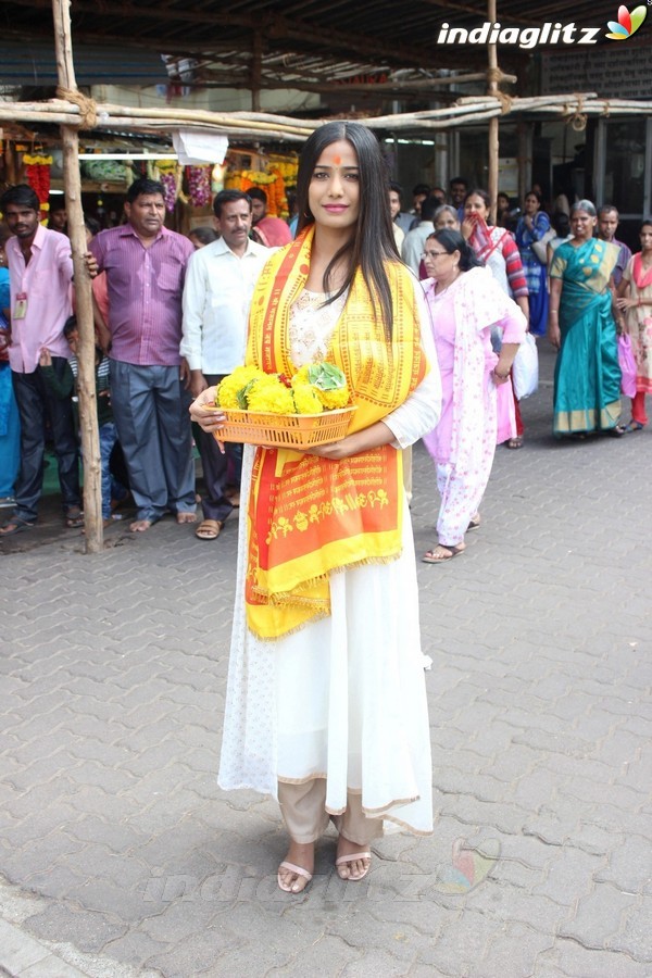 Poonam Pandey Visits Siddhivinayak Temple For Blessings