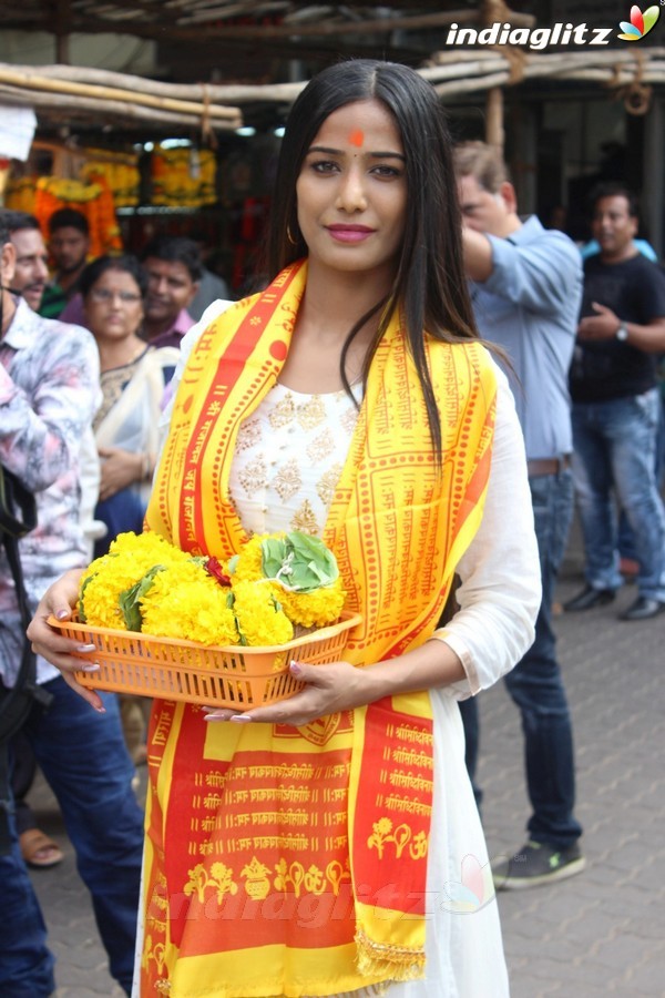 Poonam Pandey Visits Siddhivinayak Temple For Blessings