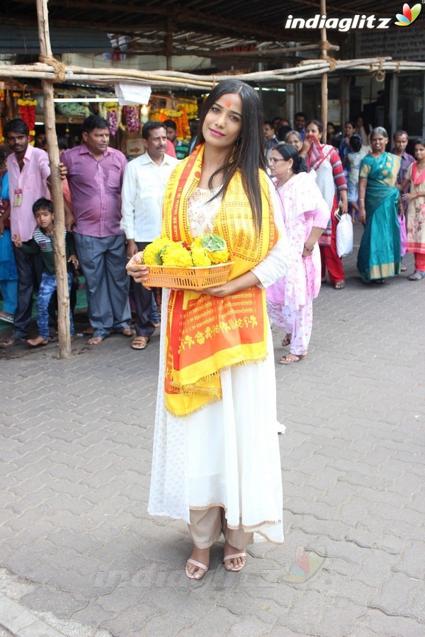 Poonam Pandey Visits Siddhivinayak Temple For Blessings