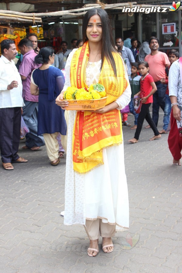 Poonam Pandey Visits Siddhivinayak Temple For Blessings